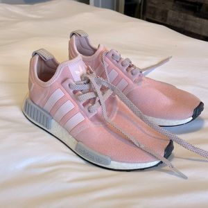 baby pink women’s addidas nmd sneakers 💞